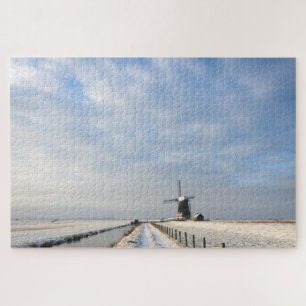 Winterlandschaft mit Schnee und Windmühle in Holla