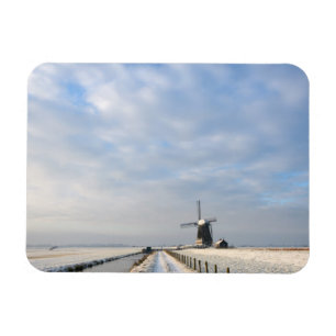 Winterlandschaft mit Schnee und Windmühle in Holla Magnet