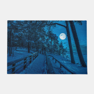 Winterlandschaft mit schneebedecktem Pinienwald Fußmatte