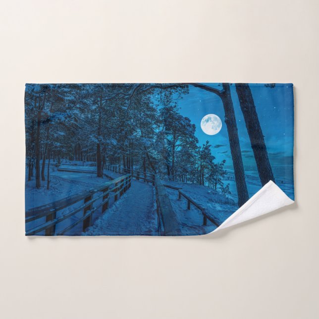 Winterlandschaft mit schneebedecktem Pinienwald Handtuch (Handtuch)