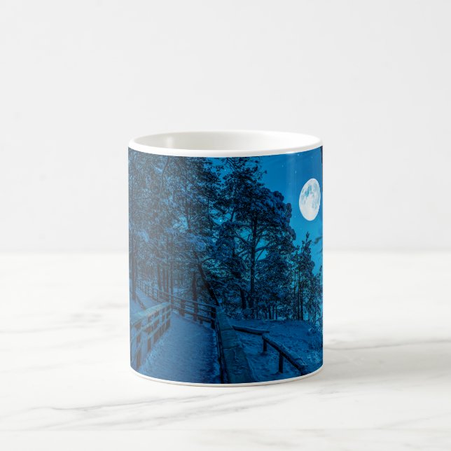 Winterlandschaft mit schneebedecktem Pinienwald Kaffeetasse (Mittel)