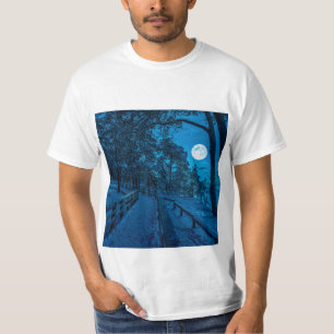 Winterlandschaft mit schneebedecktem Pinienwald T-Shirt