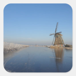 Winterlandschaft mit Windmühle und Eis Quadratischer Aufkleber