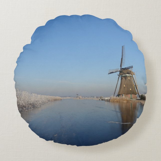 Winterlandschaft mit Windmühle und Eis Rundes Kissen (Vorderseite)
