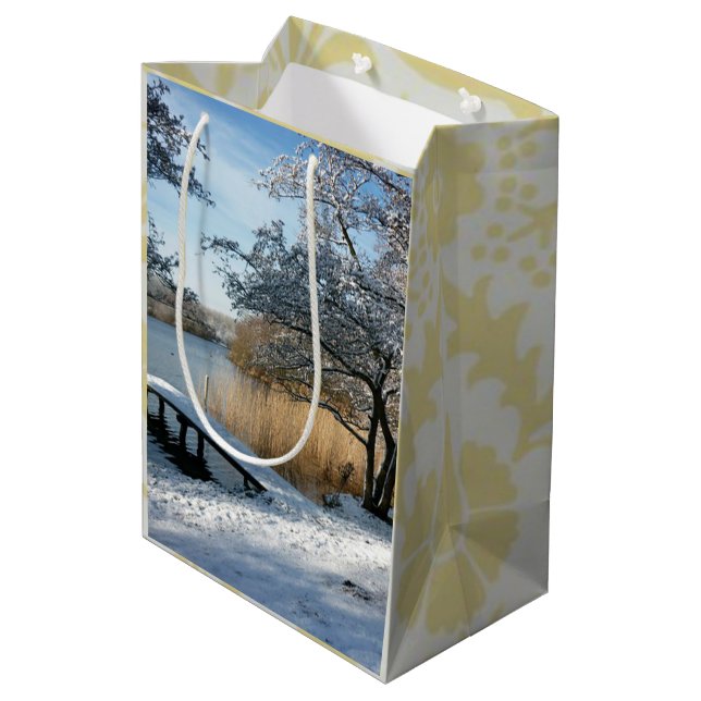 Winterlandschaft, schneebedeckte Szene. Mittlere Geschenktüte (Rückseite Schrägansicht)