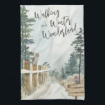 Winterlandschaft Wandern im Winterwunderland Geschirrtuch<br><div class="desc">Winterlandschaft Küchentücher,  mit dem Vermerk "Walking in a Winter Wonderland" in trendiger Schrift-Typografie. Dieses rustikale Landdesign hat eine Aquarelllandschaft von einem schneebedeckten Waldweg,  Kiefern,  einem Rotkehlchen und einer Eule auf den Zaunpfosten.</div>