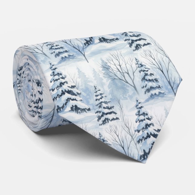 Winterliche Waldserenität – Schnee bedeckter Wald Krawatte (Gerollt)