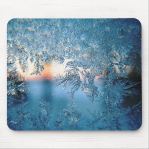 Winterliches Sonnenlicht durch gefrorene Eiskrista Mousepad