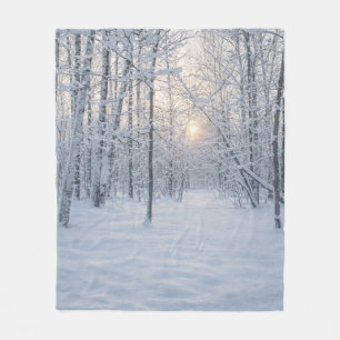 Winterliches Sonnenlicht im stillen Birkenwald Fleecedecke
