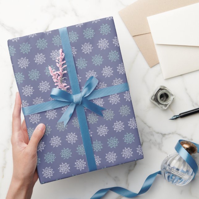 Wintermuster Blau und Weiße Schneeflocken Geschenkpapier (Schenken)