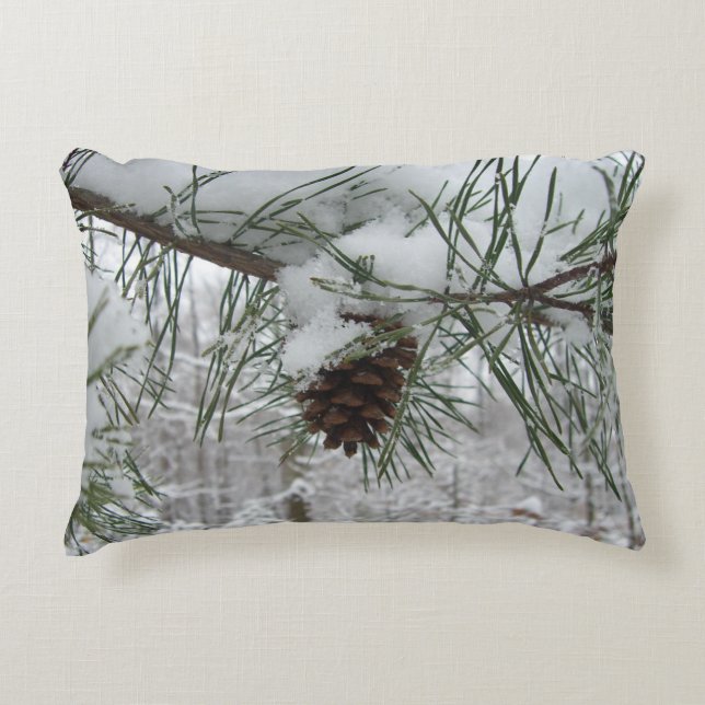 Winternaturfotografie von Snowy Pine Branch Dekokissen (Vorderseite)