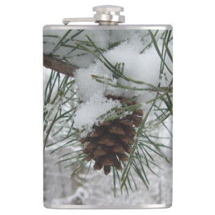 Winternaturfotografie von Snowy Pine Branch Flachmann