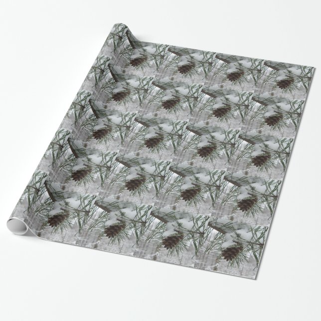 Winternaturfotografie von Snowy Pine Branch Geschenkpapier (Ungerollt)