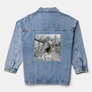 Winternaturfotografie von Snowy Pine Branch Jeansjacke