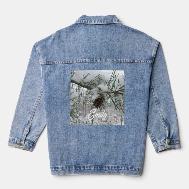 Winternaturfotografie von Snowy Pine Branch Jeansjacke (Rückseite)