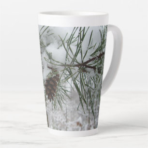 Winternaturfotografie von Snowy Pine Branch Milchtasse