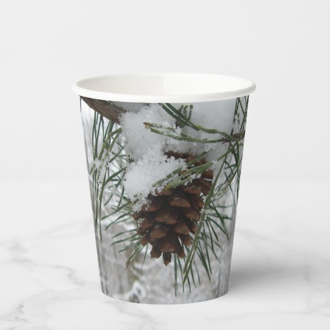 Winternaturfotografie von Snowy Pine Branch Pappbecher (Links)