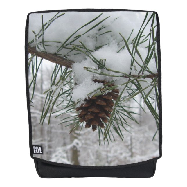Winternaturfotografie von Snowy Pine Branch Rucksack (Vorderseite)