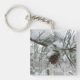 Winternaturfotografie von Snowy Pine Branch Schlüsselanhänger