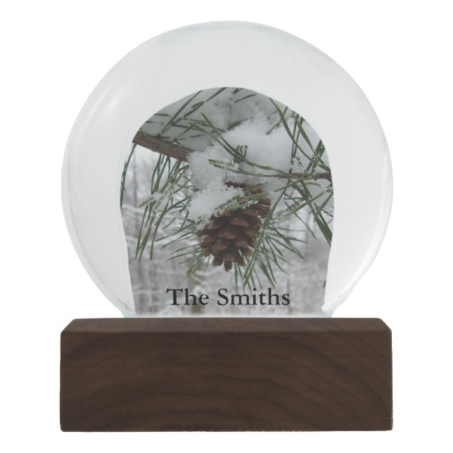 Winternaturfotografie von Snowy Pine Branch Schneekugel (Vorderseite)