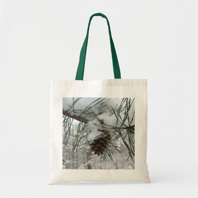 Winternaturfotografie von Snowy Pine Branch Tragetasche (Vorne)