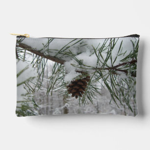 Winternaturfotografie von Snowy Pine Branch Zubehörtasche