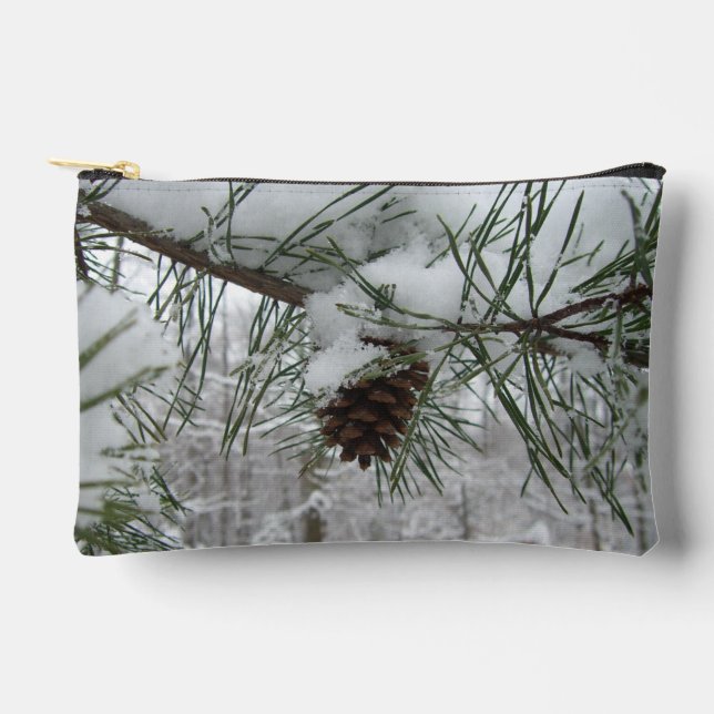 Winternaturfotografie von Snowy Pine Branch Zubehörtasche (Vorderseite)