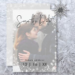 Winterschnee Moderne Foto Hochzeit Save The Date<br><div class="desc">Dieses Save the Date Kartendesign ist ideal für die Ankündigung einer Winter- oder Ferienhochzeit. Das Foto des Paares wird mit einem weißen,  durchsichtigen Overlay hervorgehoben und von einem Rahmen aus weichen weißen Schneeflocken umgeben. Der Rücken ist ein weiches Aquarellgrau mit weißen Schneeflocken. Erstellt von der einfachen Farmhouse Press.</div>