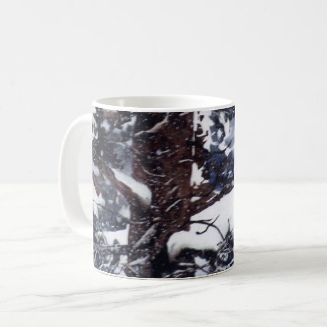 Winterschneebedeckte Winterkiefern Tasse (Vorderseite Links)