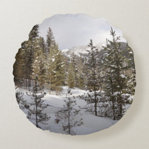 Winterschneebergszene in Montana Rundes Kissen
