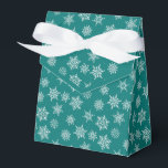 Winterschneeflocke Aquamariner Blue Holiday Geschenkschachtel<br><div class="desc">Aquamarine blaue Gefälligkeitsbox mit Schleifenbogen. Die Box ist mit weißen und grauen Schneeflocken in verschiedenen Größen geschmückt. Ideal für Party,  Gastgeschenke,  Backwaren und vieles mehr. Design ist in einer kuratierten Sammlung moderner Ferienfarben verfügbar. Kontaktieren Sie uns für eventuelle Anpassungen. Gute Ferien!</div>