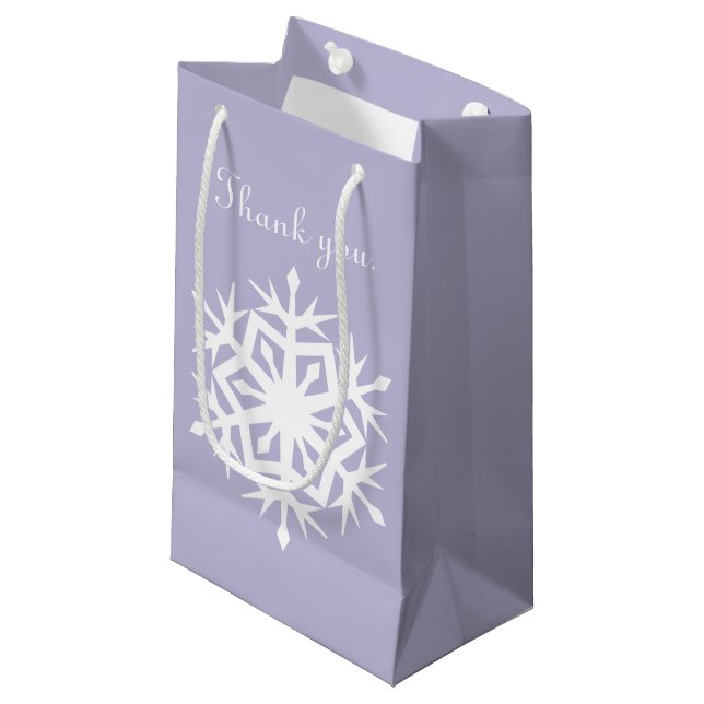 Winterschneeflocken in der Lavendel-Geschenktasche Kleine Geschenktüte (Vorderseite Schrägansicht)