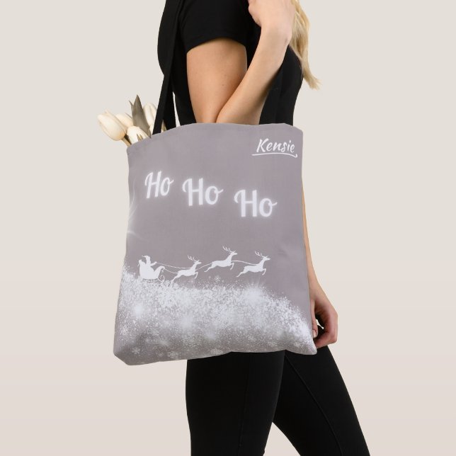 Winterschneeflocken unter dem fliegenden Weihnacht Tasche (Von Nahem)