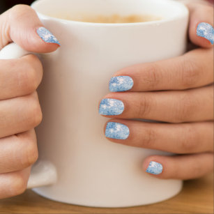 Winterschneeflockenmuster in blau minx nagelkunst