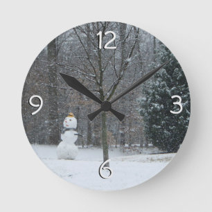 Winterschneeszene der Nachbarin Runde Wanduhr