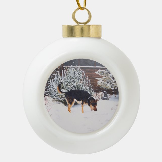 Winterschneeszene mit niedlichem schwarzem und tan keramik Kugel-Ornament (Vorderseite)