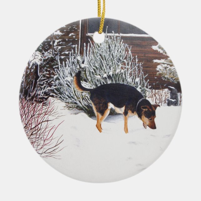 Winterschneeszene mit niedlichem schwarzem und tan keramik ornament (Vorne)