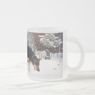 Winterschneeszene mit niedlichem schwarzem und tan mattglastasse