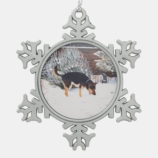 Winterschneeszene mit niedlichem schwarzem und tan schneeflocken Zinn-Ornament (Vorderseite)