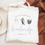 Winterski Resort Personalisierter Junggeselinnen-A Tragetasche<br><div class="desc">Beginnen Sie das Party mit diesen niedlichen Tasche, die sich leicht für Ihren Junggeselinnen-Abschied, die Nacht oder das Mädchenwochenende personalisieren lassen! Das Winterskurort-Design besticht durch zarte Aquarellbilder wie Champagnergläser, einen Skifahrer und heiße Kakao mit staubigen blauen Akzenten. Personalisieren Sie Ihre Daten mit drei Zeilen benutzerdefiniertem Text, die mit dem Namen,...</div>