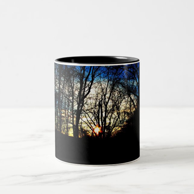 Wintersonnenuntergang Zweifarbige Tasse (Mittel)