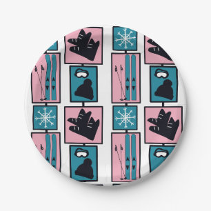 Winterspass. Ski und Accessoires an einem schneebe Pappteller