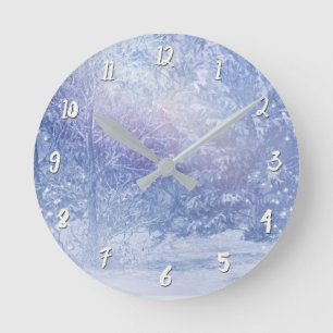 Winterwald Kiefernbäume Schneeflocken Verschneite Runde Wanduhr