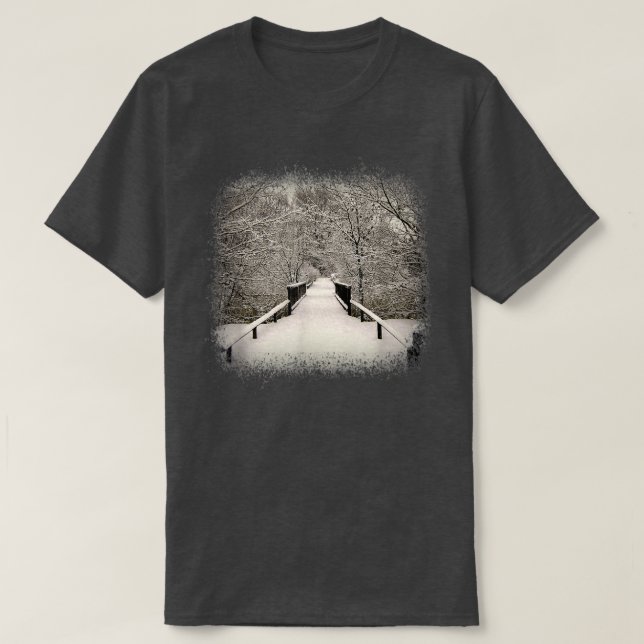 Winterwald mit Schnee T-Shirt (Design vorne)