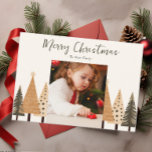 Winterwald Neutral Portrait Foto Weihnachten<br><div class="desc">Dieses Portrait Foto Weihnachtskarte zeichnet sich durch ein festliches immergrünes Winterdesign auf neutralem Hintergrund aus. Passen Sie diese Karten mit der Personalisierungsfunktion einfach an.</div>
