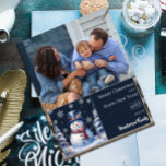 Winterwald Snowman Weihnachtsfest Foto Feiertagskarte<br><div class="desc">Mit dieser festlichen Winterwald-Snowman Flat Christmas Holiday Foto Card verbringen Sie Ihren Urlaub Freunden und Familie. Das Design der Fotokarte besticht durch einen niedlichen Schneemann in einem bezaubernden Top-Hut und Schal,  stehend in einer Winterwaldlandschaft mit schneebedeckten Kiefern mit fallendem Schnee. Zusätzliche Farben sind mit diesem Design verfügbar.</div>