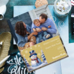 Winterwald Snowman Weihnachtsfest Foto | Gold Feiertagskarte<br><div class="desc">Mit dieser festlichen Gold Winter Forest Snowman Flat Christmas Holiday Foto Card verbringen Sie Freunden und Familie einen Feiertagsjubiläum. Das Design der Fotokarte besticht durch einen niedlichen Schneemann in einem bezaubernden Hut und Schal,  stehend in einer Winterwaldlandschaft schneebedeckter Pinien mit fallendem Schnee. Zusätzliche Farben sind mit diesem Design verfügbar.</div>