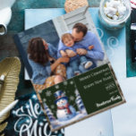 Winterwald Snowman Weihnachtsfest Foto | Green Feiertagskarte<br><div class="desc">Mit dieser festlichen Green Winter Forest Snowman Flat Christmas Holiday Foto Card verbringen Sie Freunden und Familie einen Feiertagsjubiläum. Das Design der Fotokarte besticht durch einen niedlichen Schneemann in einem bezaubernden Hut und Schal,  stehend in einer Winterwaldlandschaft schneebedeckter Pinien mit fallendem Schnee. Zusätzliche Farben sind mit diesem Design verfügbar.</div>