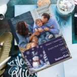Winterwald Snowman Weihnachtsfest Foto | Lila Feiertagskarte<br><div class="desc">Mit dieser festlichen Lila Winterwald-Snowman Flat Weihnachtsferien-Fotokarte verbringen Sie Ihren Urlaub Freunden und Familie. Das Design der Fotokarte besticht durch einen niedlichen Schneemann in einem bezaubernden Hut und Schal,  stehend in einer Winterwaldlandschaft schneebedeckter Pinien mit fallendem Schnee. Zusätzliche Farben sind mit diesem Design verfügbar.</div>