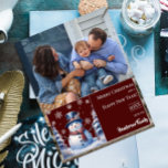 Winterwald Snowman Weihnachtsfest Foto | Rot Feiertagskarte<br><div class="desc">Mit dieser festlichen Red Winter Forest Snowman Flat Christmas Holiday Foto Card verbringen Sie Freunden und Familie einen Feiertagsjubiläum. Das Design der Fotokarte besticht durch einen niedlichen Schneemann in einem bezaubernden Hut und Schal,  stehend in einer Winterwaldlandschaft schneebedeckter Pinien mit fallendem Schnee. Zusätzliche Farben sind mit diesem Design verfügbar.</div>